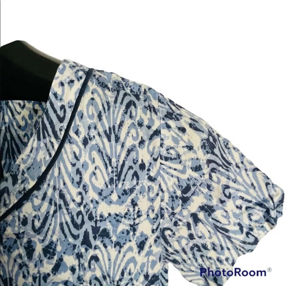 Landau Women’s XSM Ceil Blue White Navy Patterned Pocket V-Neck Scrub Top - Picture 5 of 5